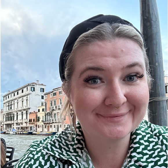 Meet your Posher, Hannah - Picture 1 of 5